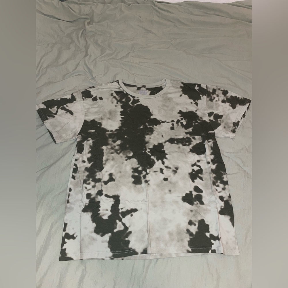 Men’s T-shirt. Never worn. My boyfriend said it was too small for him.